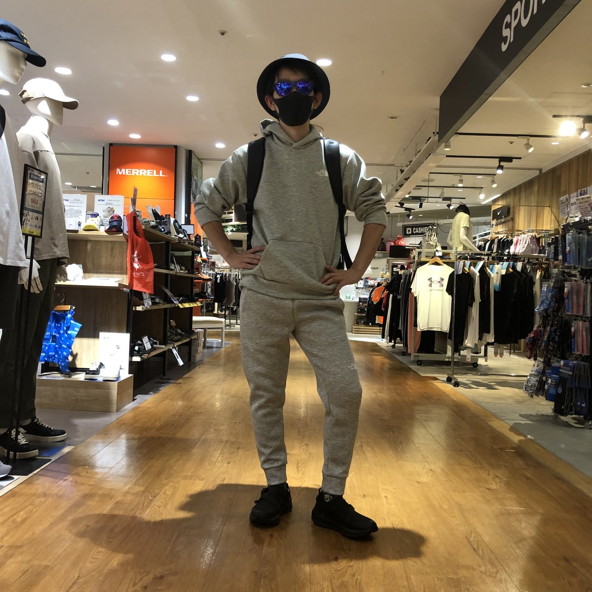 spmariosato's tweet photo. 目的もなく旅に出るコーデor河川敷で野球やってるなぁって眺めてるコーデ

誰にも真似されないノースフェイスコーデを目指してみました。

商品の購入は是非プロフィールのURLから宜しくお願いします🙏

#スウェット
#半袖Tシャツ
#リュック
#野球好きな人と繋がりたい #Thenorceface #スポーツマリオ https://t.co/5ej6TtxCDG