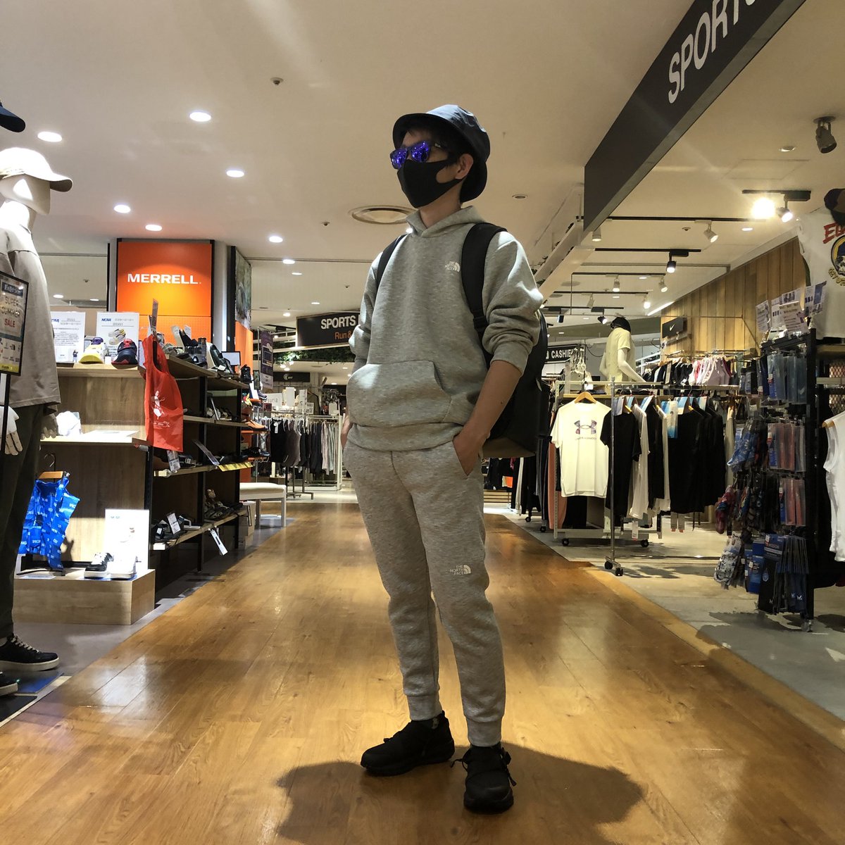 spmariosato's tweet photo. 目的もなく旅に出るコーデor河川敷で野球やってるなぁって眺めてるコーデ

誰にも真似されないノースフェイスコーデを目指してみました。

商品の購入は是非プロフィールのURLから宜しくお願いします🙏

#スウェット
#半袖Tシャツ
#リュック
#野球好きな人と繋がりたい #Thenorceface #スポーツマリオ https://t.co/5ej6TtxCDG