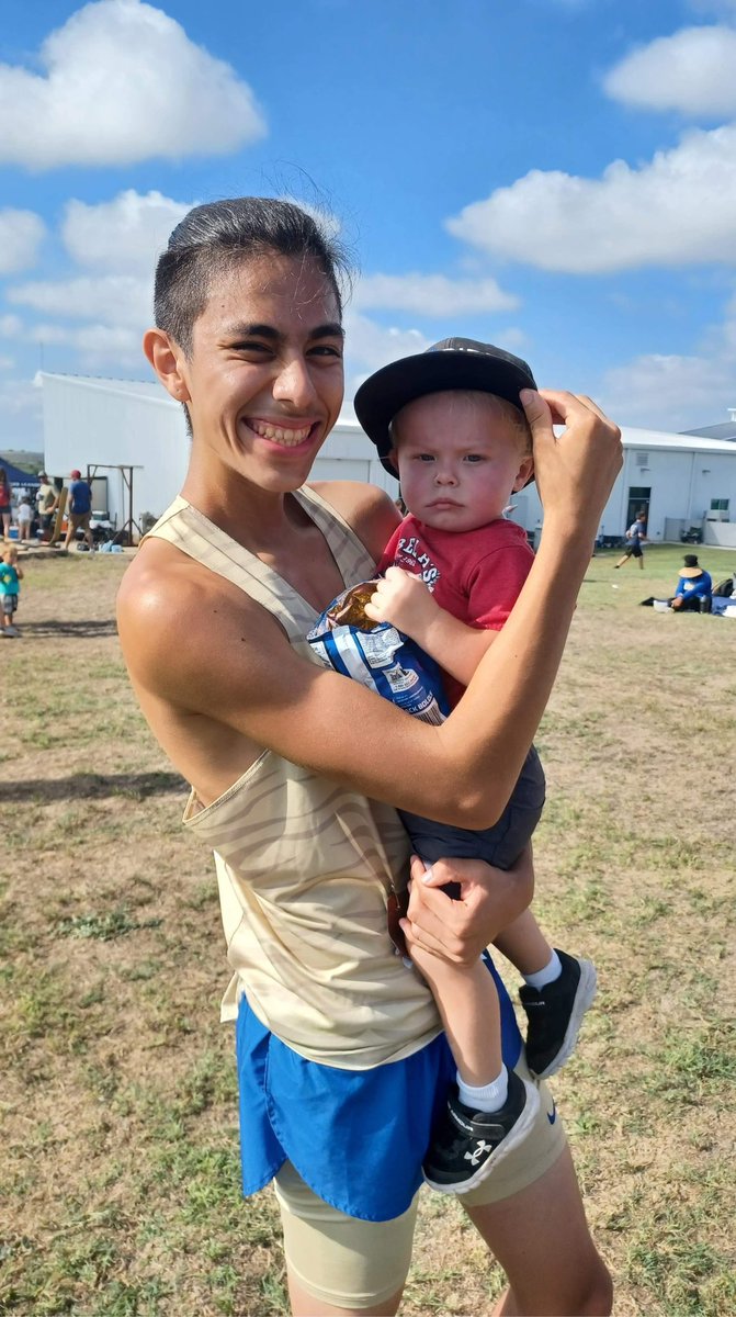 CoachMeuth's tweet photo. Love how great my running kids are with my actual kids 💙💛 XC season is here!!! https://t.co/3zedTNgFYM