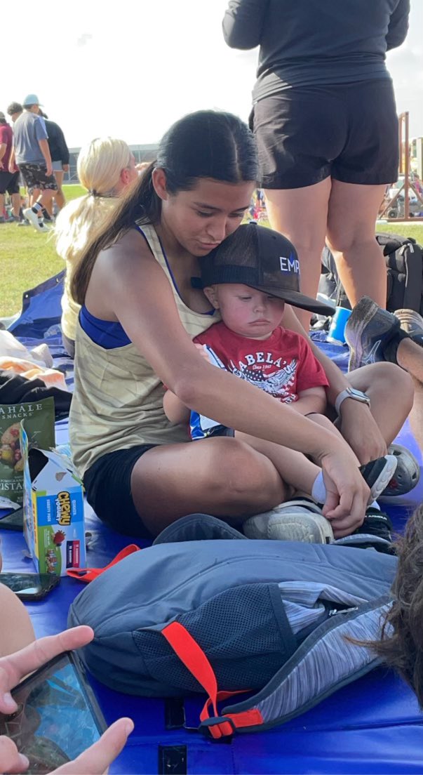 CoachMeuth's tweet photo. Love how great my running kids are with my actual kids 💙💛 XC season is here!!! https://t.co/3zedTNgFYM