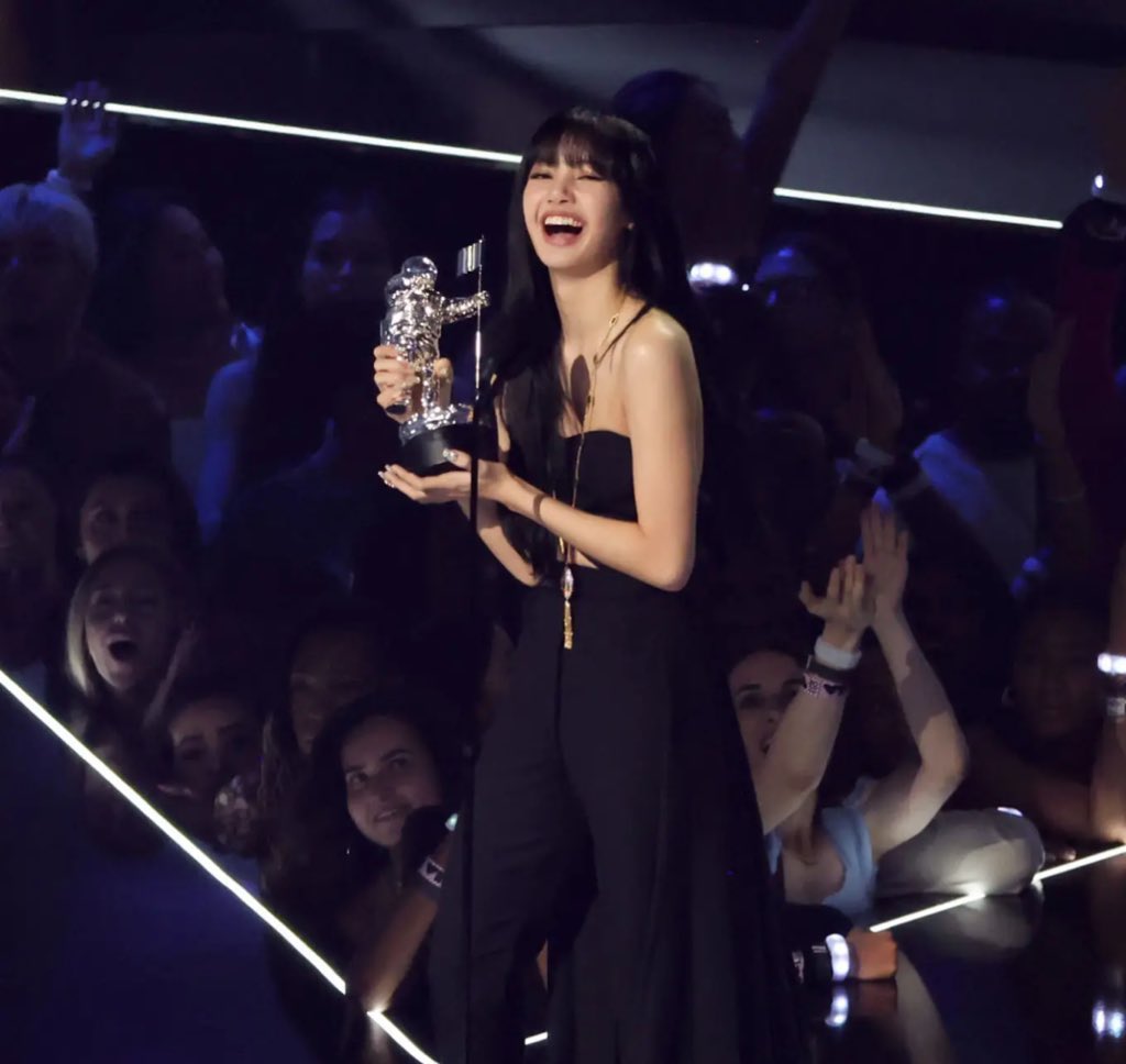 CloutNewsMedia's tweet photo. LISA makes history as the first K-Pop soloist to win a #VMAs award ❤️‍🔥

#lisa #lalisamanoban #lalisa #blackpink @blackpink #money #pinkvenom #bornpink https://t.co/lvd8Vk9zOD