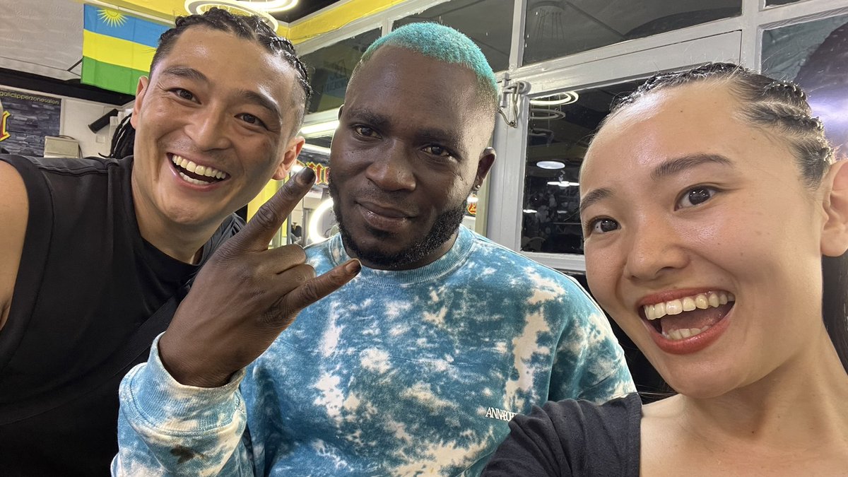 yocchan4444's tweet photo. 念願の！
現地の編み込みはすげー。
この美容師さんバリかっこよかたー！！
黒人になりたい！！
#ルワンダ
#キガリ
#ラインズブレイズ https://t.co/t4R5RhWhgm