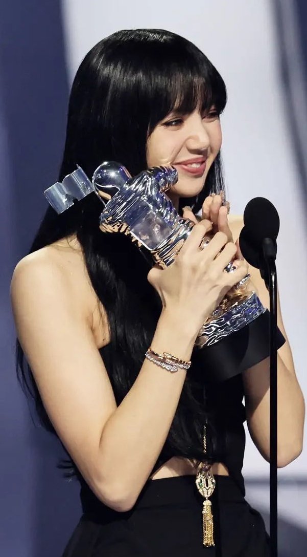 CloutNewsMedia's tweet photo. LISA makes history as the first K-Pop soloist to win a #VMAs award ❤️‍🔥

#lisa #lalisamanoban #lalisa #blackpink @blackpink #money #pinkvenom #bornpink https://t.co/lvd8Vk9zOD
