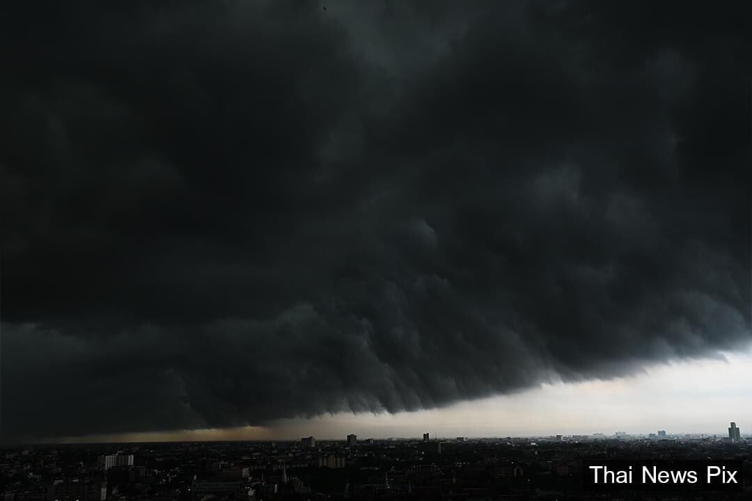 support_fish's tweet photo. เหมือนมันกำลังจะกลืนโลกทั้งใบ แงงน่ากลัววว  #ฝนตก https://t.co/P3QxelWLDZ