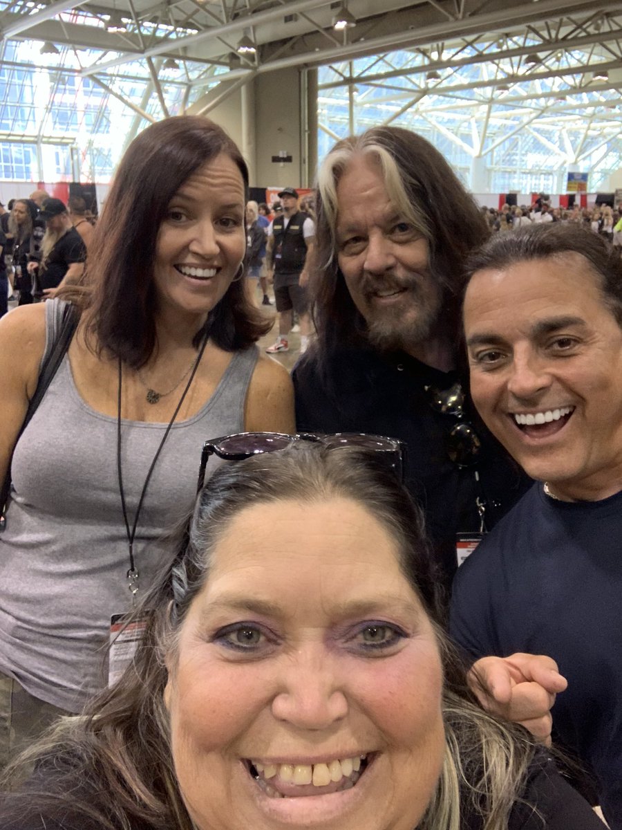 SOAMediaAddicts's tweet photo. Great times with old friends &amp; new ones @FANEXPOCANADA @GeminiDiva75 @Manda_Pandaa86 @LynneCavalheiro @janetlunney @1nONLY_DaveyDog #StarFields #AddictsInToronto 🇨🇦 #SOA #SOAForever #SAMFAM https://t.co/UrC1Kh6vY2