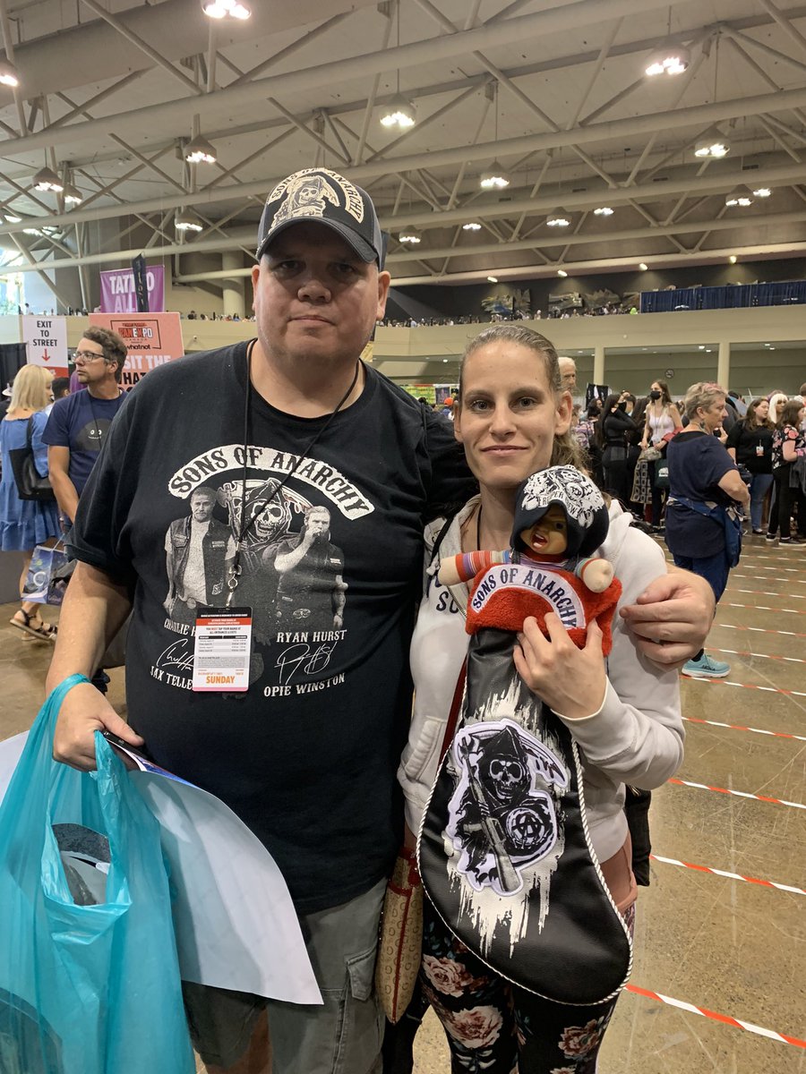 SOAMediaAddicts's tweet photo. Great times with old friends &amp; new ones @FANEXPOCANADA @GeminiDiva75 @Manda_Pandaa86 @LynneCavalheiro @janetlunney @1nONLY_DaveyDog #StarFields #AddictsInToronto 🇨🇦 #SOA #SOAForever #SAMFAM https://t.co/UrC1Kh6vY2
