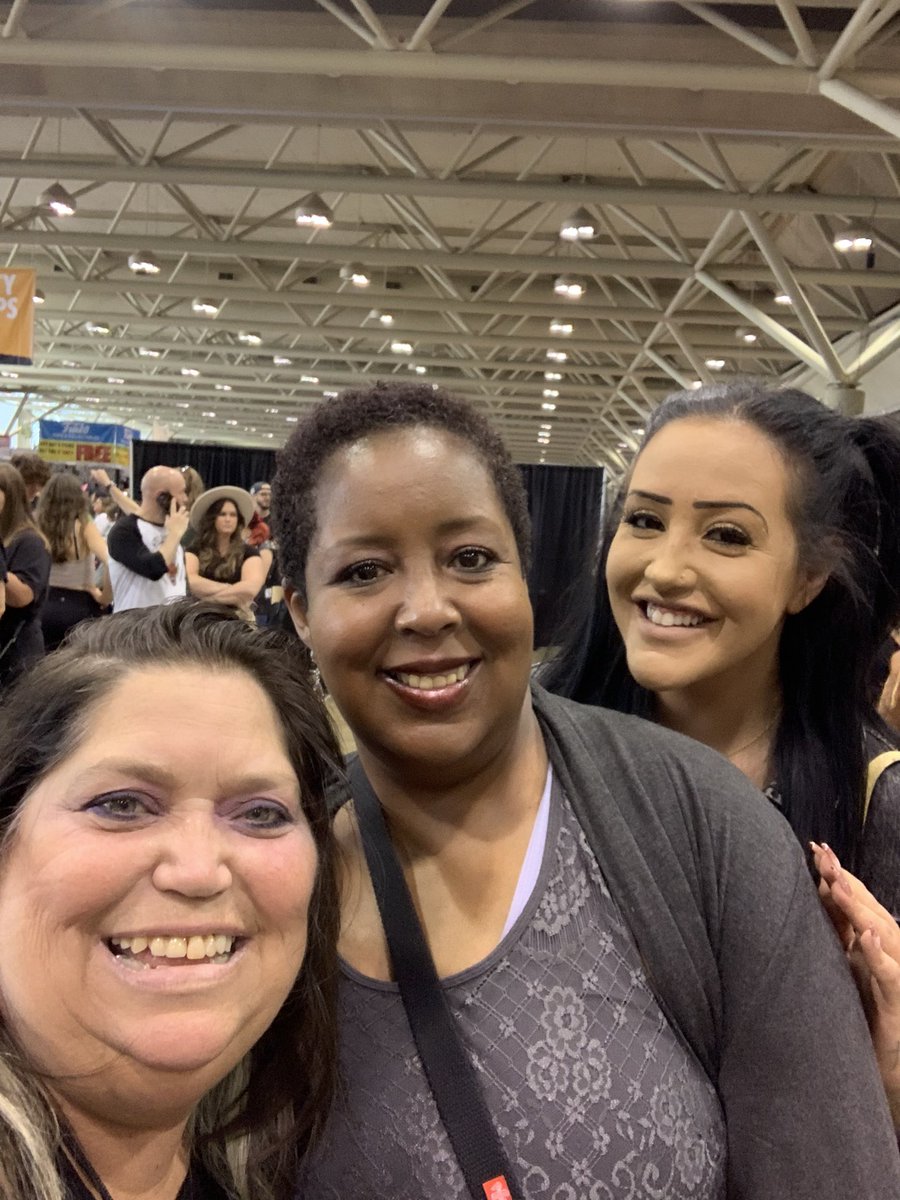 SOAMediaAddicts's tweet photo. Great times with old friends &amp; new ones @FANEXPOCANADA @GeminiDiva75 @Manda_Pandaa86 @LynneCavalheiro @janetlunney @1nONLY_DaveyDog #StarFields #AddictsInToronto 🇨🇦 #SOA #SOAForever #SAMFAM https://t.co/UrC1Kh6vY2