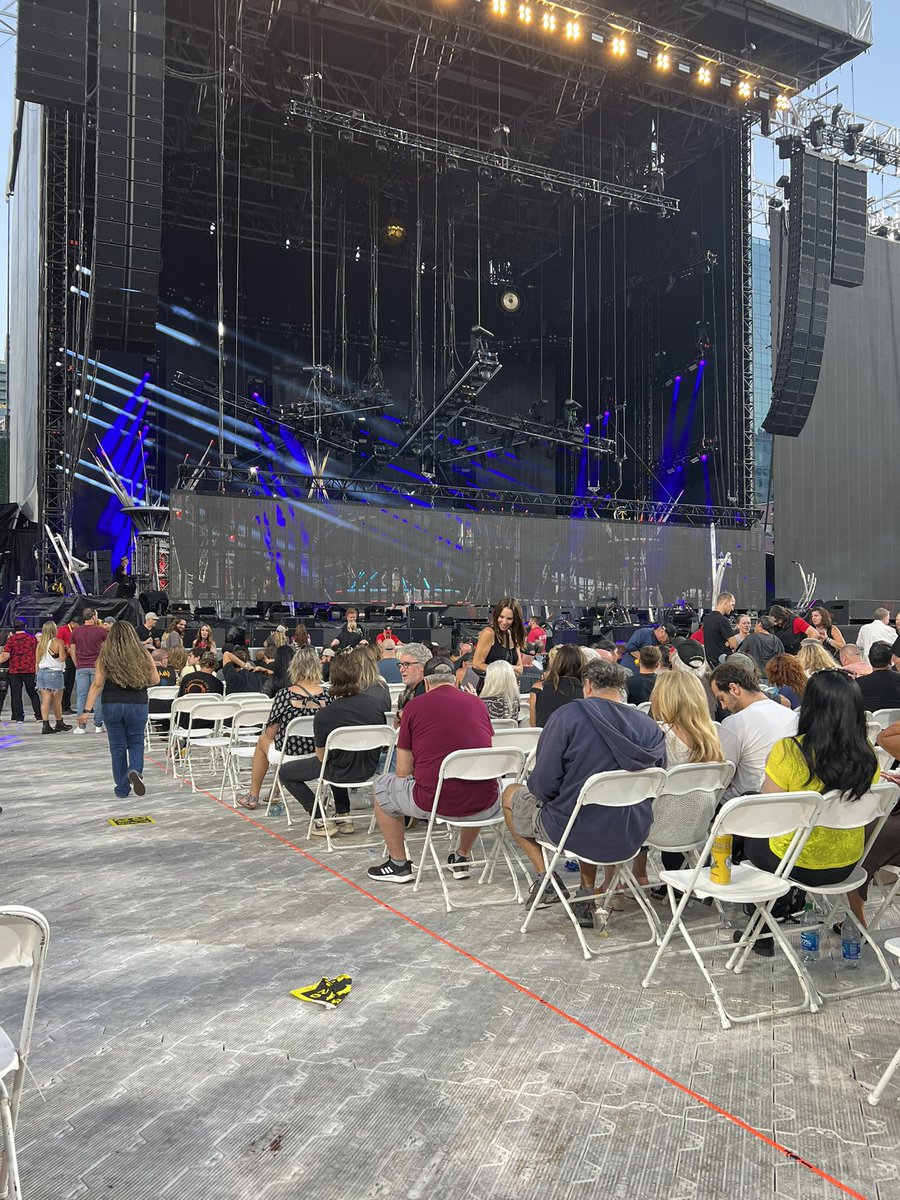 KevinKluis's tweet photo. Floor seats. Stadium Tour. San Diego. Family and friends. Awesome night! https://t.co/VIrnBTeaoB