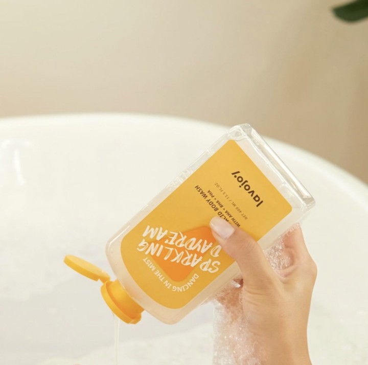 lavojoy's tweet photo. Take a joyful bath with lavojoy!!! 🛀

👇How to use:
Squeeze a generous amount and apply onto wet skin. Massage gently and rinse.

#lavojoy #lvj #enjoyyourbathtime #aminoacidbodywash #lavojoybodywash #sparklingdaydreambodywash https://t.co/26HCoukkSp