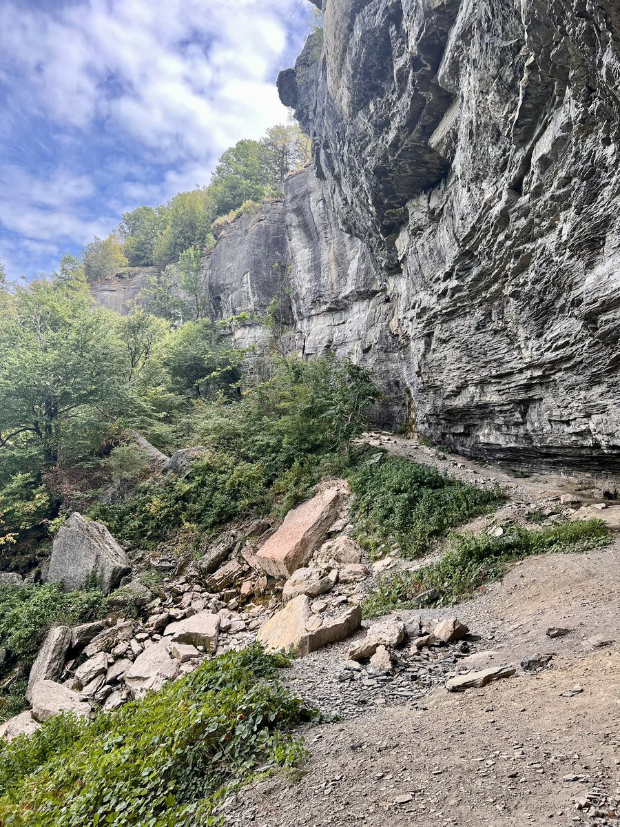 BeautiesGalaxy's tweet photo. Some great picks from a like I did the other day with my little and her cousin! NY is so breathtakingly beautiful ❤️❤️✨👌🏿 #nature #ny #nyviews #corememory #SAMA28 #hiking #girlswhohike #melaninaddicted #blackgirlmagic #views https://t.co/kY5BVgkVyt
