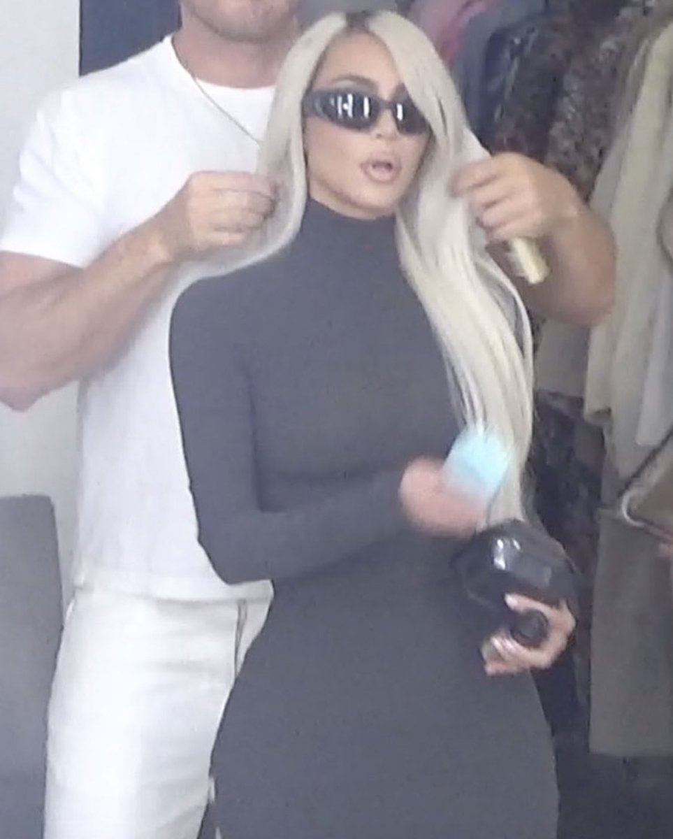 bravoist's tweet image. Is the side part back?!??
#TheKardashians #KimKardashian #sidepart #middlepart