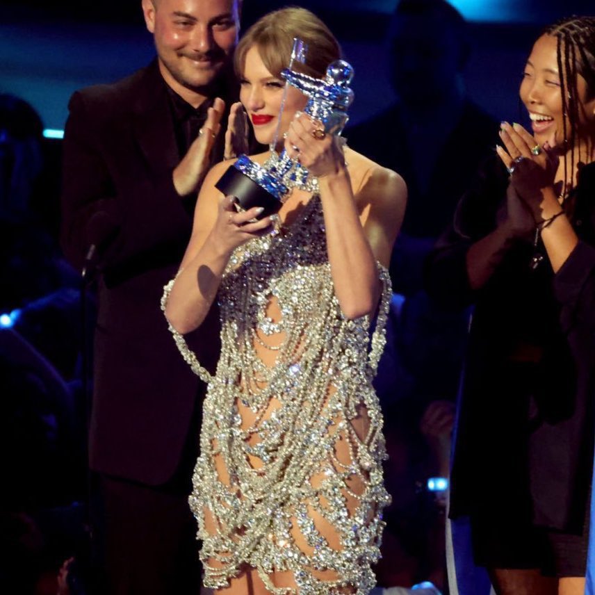 katedessa_'s tweet photo. you deserve it, mom! 🏆💝
#vma #AllTooWellTheShortFilm #bestlongformvideo @taylorswift13 https://t.co/4QKXL8FmPm
