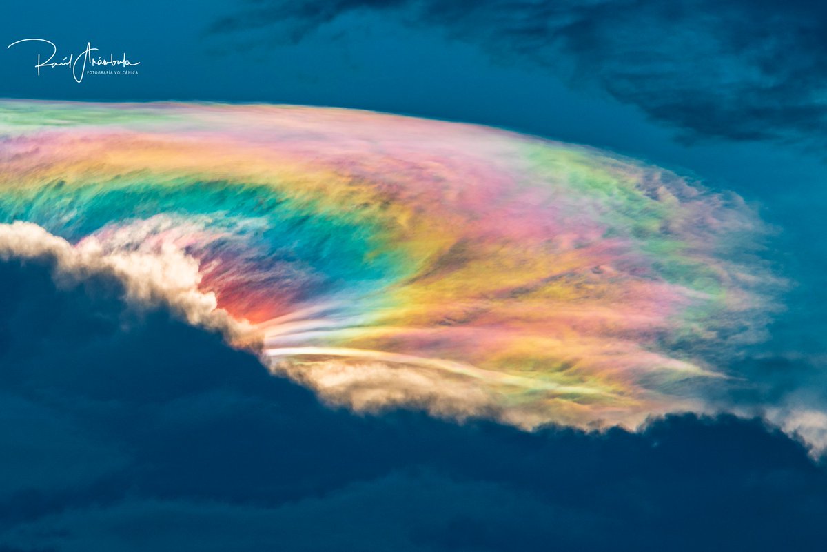 M_Dr_Vulcano's tweet photo. ''Nubes de Colores''

Las nube iridiscente observada hoy 28 de agosto por la tarde hacia el oeste de la Ciudad de Colima, simplemente hermosa. @webcamsdemexico @MeteoJalMX @MeteoColima @Colima_Antiguo @TornadosMexico @chematierra #nube #nube_iridiscente #Meteorologia #Colima https://t.co/gYeSrL9kBM