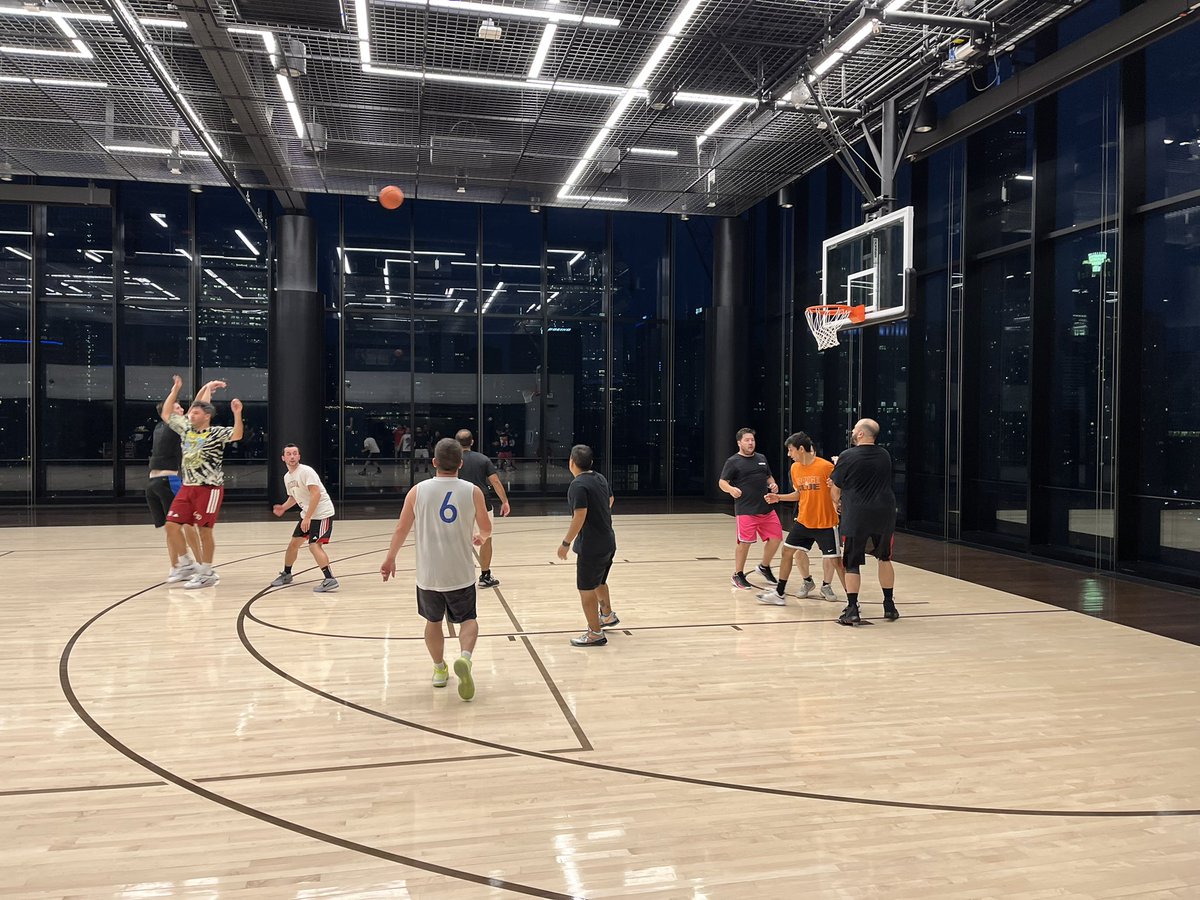 chicagopulls's tweet photo. A HUGE thank you to @swishhousefit for hosting our @nbatopshot collectors tonight! Anyone wanting a unique basketball/fitness experience needs to check this place out! https://t.co/0JPCiwlWM9
