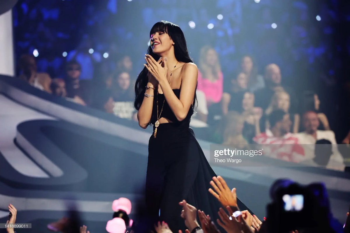 sirius_Lalisa's tweet photo. This picture of Lisa is so breathtaking 😍

LALISA TAKES OVER VMAs
LISA WINS BEST KPOP
#LalisaVMAsWin
#LisaHitsMTVStage https://t.co/1PufWkAmoQ