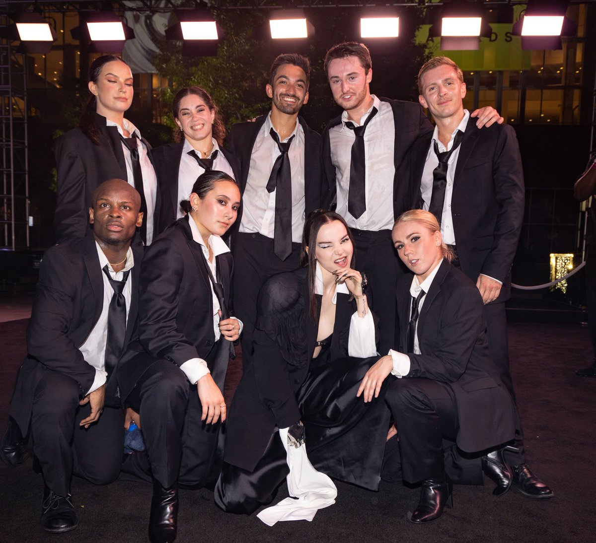 Dove Cameron e todos os dançarinos de sua performance no #VMA!