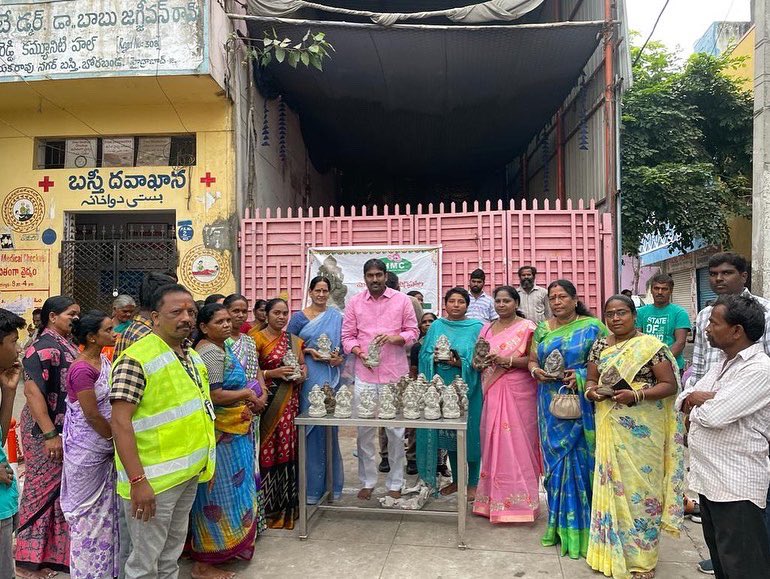 Babafasiuddin's tweet photo. Distributed free Eco friendly Ganesha Idols at Vinayak Rao Nagar, Borabanda Bus stop along with @GHMCOnline officials. Local TRS cadre were participated in the program.

@KTRTRS @YadavTalasani @GadwalvijayaTRS https://t.co/wTSgSmAsDS