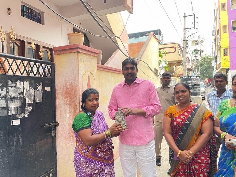 Babafasiuddin's tweet photo. Distributed free Eco friendly Ganesha Idols at Vinayak Rao Nagar, Borabanda Bus stop along with @GHMCOnline officials. Local TRS cadre were participated in the program.

@KTRTRS @YadavTalasani @GadwalvijayaTRS https://t.co/wTSgSmAsDS
