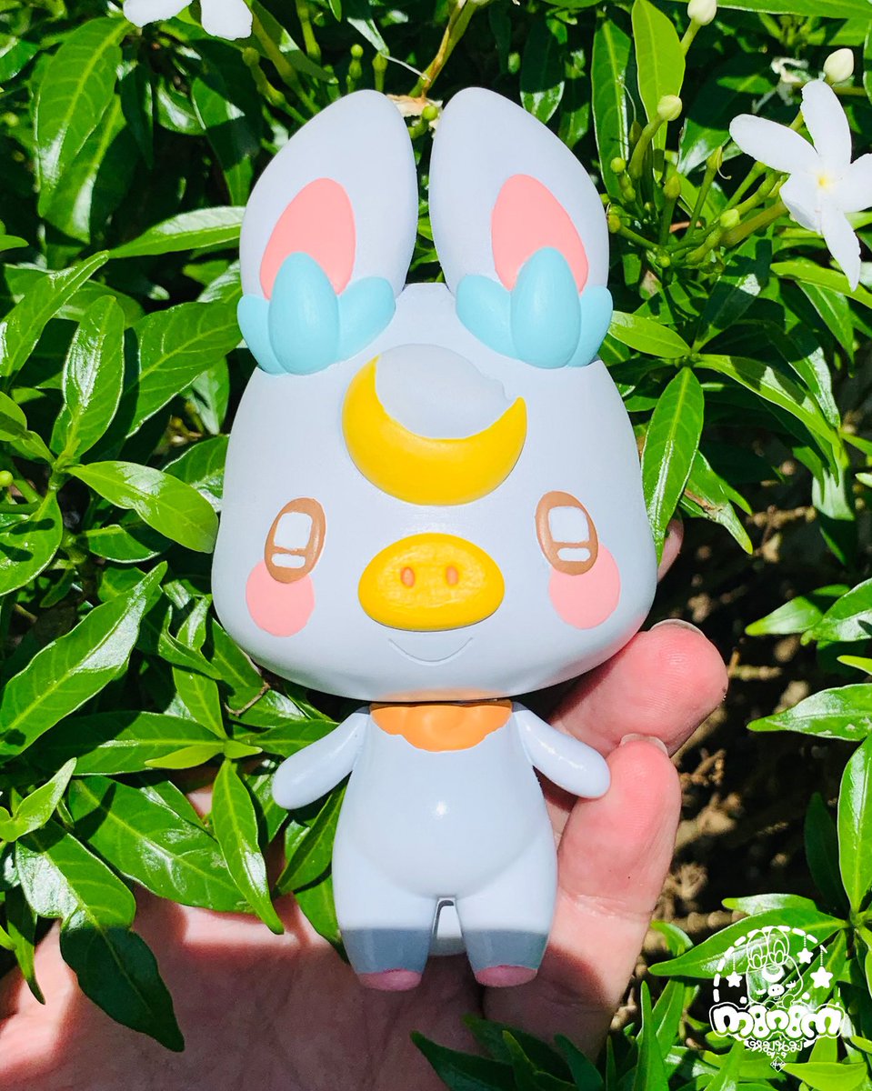 KiengPunew's tweet photo. Pre~Order Start!! 🌟
MoonooM ~ Original Color
Material : resin 
size : 11 cm
Price : 1,500 baht รวมจัดส่งในไทย ดูรายละเอียดสั่งจองทาง https://t.co/nds4V8f7dk #moonoom #หมูนุ่ม #kieng #punew #arttoy #arttoythailand #toycollector #art #designertoy #characterdesign #collectibles https://t.co/EPokbi1Kdk