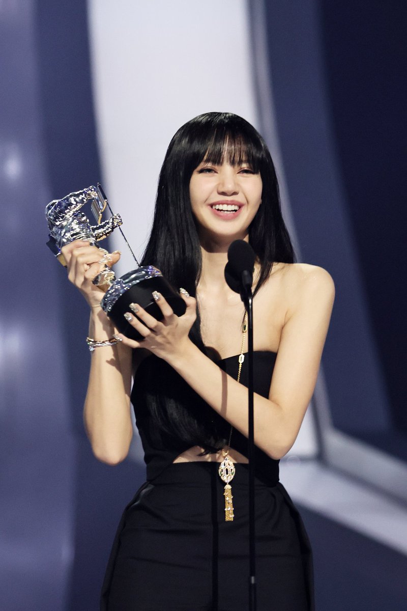 #BLACKPINK's LISA won Best K-Pop at the 2022 #VMAs ! 🏆
