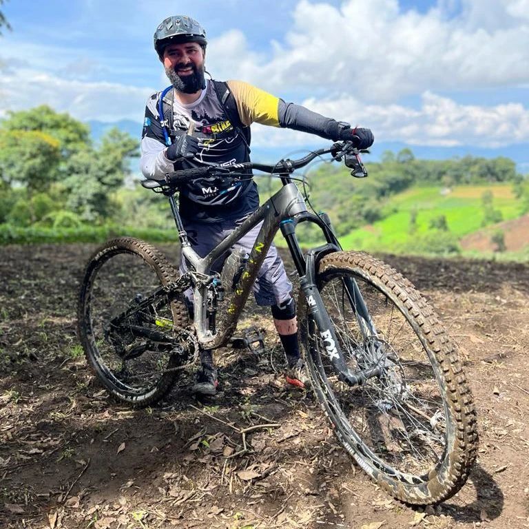 gsantovena's tweet photo. #mtb #marinbikes #deity #biciosos #4bikes https://t.co/hQXt4eiAyJ https://t.co/qGmNigYR7j