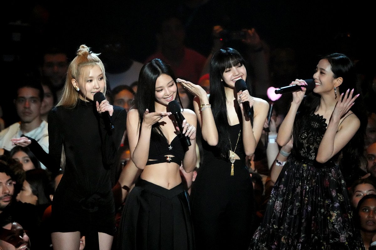 iHeartRadioCA's tweet photo. .@BLACKPINK take over the world and the #VMAs pt. 5 https://t.co/UFwTJ2sXBR