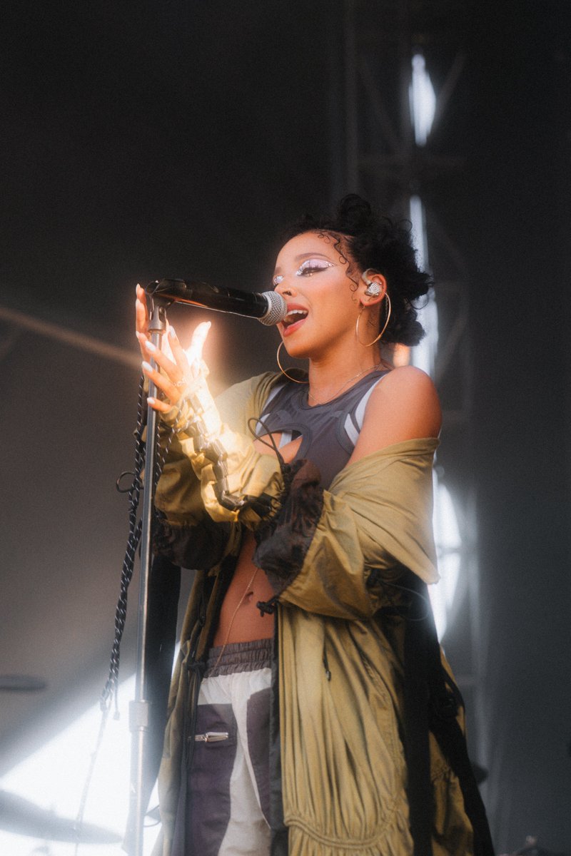 aintnopicnic's tweet photo. ARE YOU KIDDING 🥵 @Tinashe https://t.co/gZPFrBIcNh