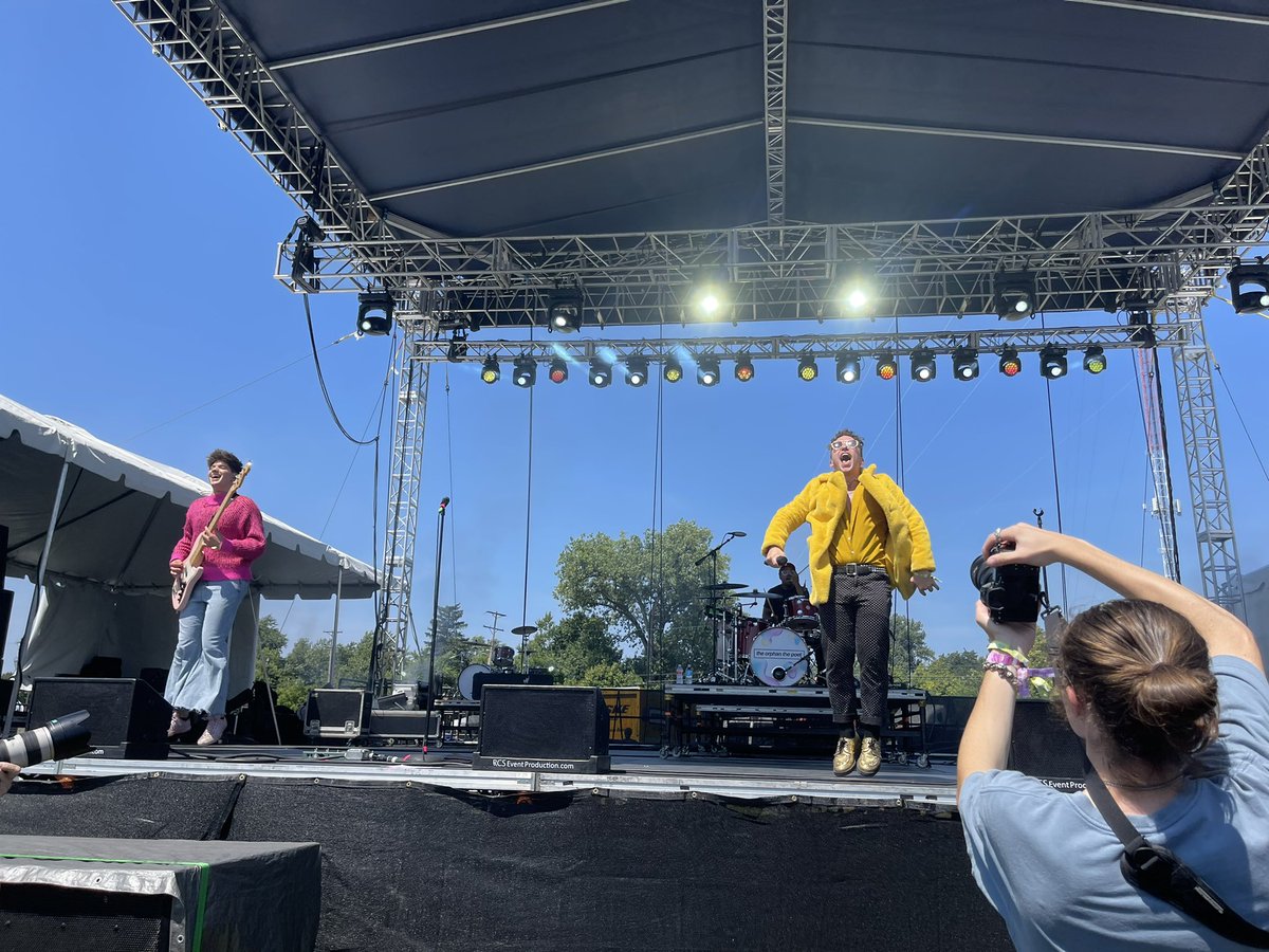 hey siri play levitating by dua lipa by the orphan the poet @TOTPband