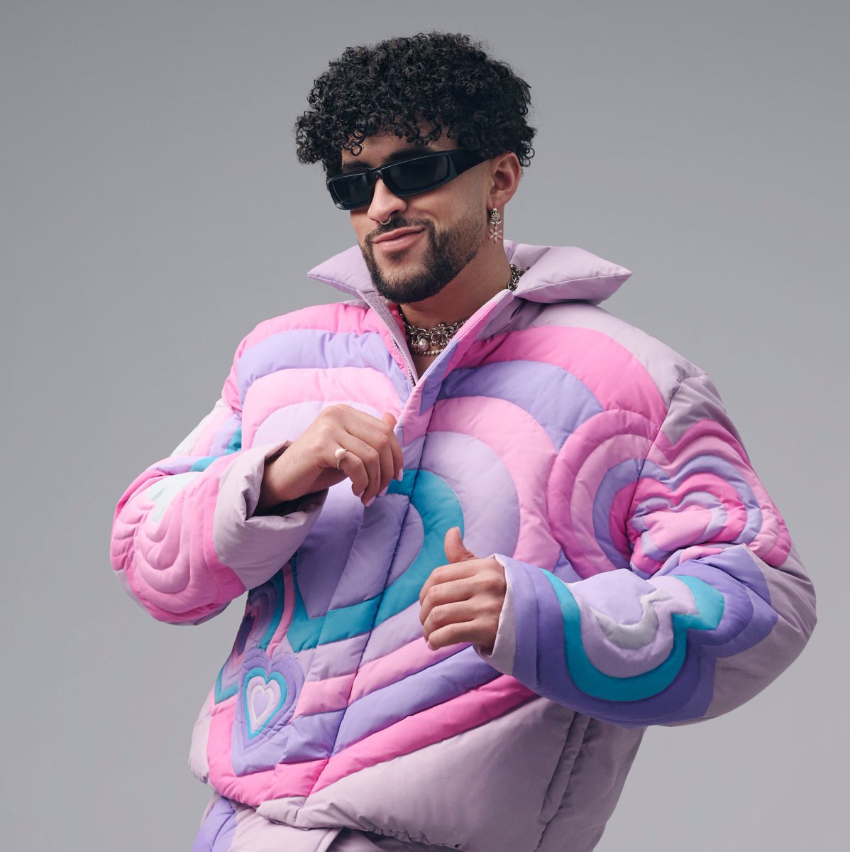 PopCrave's tweet photo. #BadBunny wins ‘Artist of the Year’ at the #VMAs. https://t.co/AE2tt4Snnw