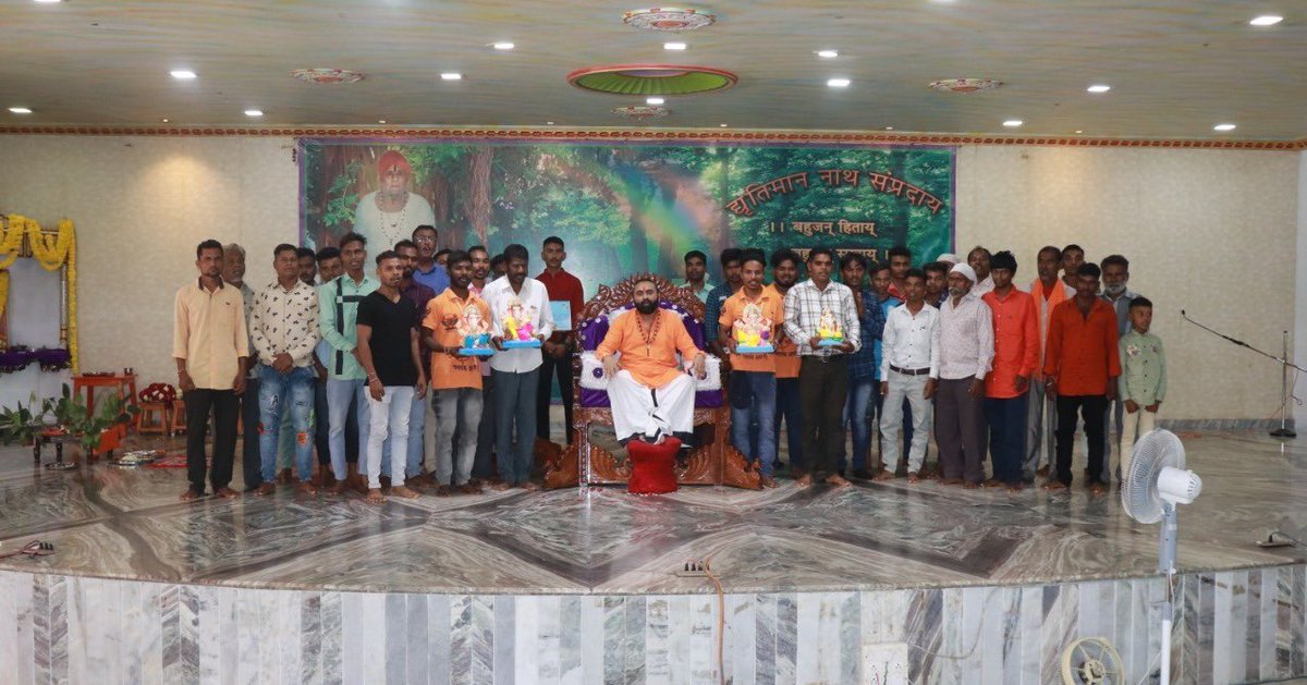 KrupeshKulabkar's tweet photo. 1. परम पूज्य श्री सानेदादा की 20वीं पुण्यतिथि पर नवनाथ धाम, बिलीमोरा, गुजरात में सत्कर्म दिन मनाया गया | परम पूज्य श्री छोटेदादा के वरद हस्त से तापी और डांग जिले की आदिवासी विस्तार की 200 से भी ज्यादा महिलाओ को साडी वितरण, मुफ्त मेडिकल कैंप की सेवा https://t.co/ykEdnSh7L4