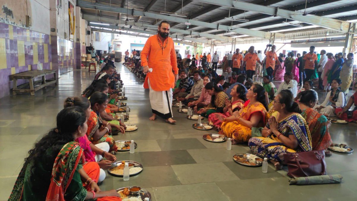 KrupeshKulabkar's tweet photo. 1. परम पूज्य श्री सानेदादा की 20वीं पुण्यतिथि पर नवनाथ धाम, बिलीमोरा, गुजरात में सत्कर्म दिन मनाया गया | परम पूज्य श्री छोटेदादा के वरद हस्त से तापी और डांग जिले की आदिवासी विस्तार की 200 से भी ज्यादा महिलाओ को साडी वितरण, मुफ्त मेडिकल कैंप की सेवा https://t.co/ykEdnSh7L4