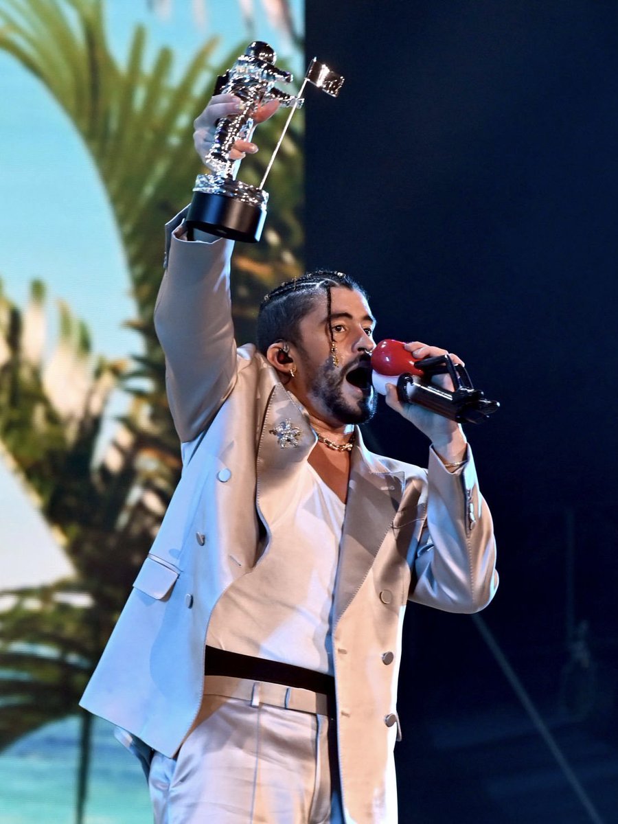 badbunnyfiles's tweet photo. bad bunny the first latino to ever win artist of the year at the 2022 #VMAs https://t.co/Nvc0nkSYoA
