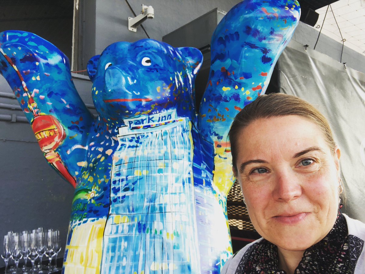 berlinticker's tweet photo. Montags sind in Berlin alle Bären blau! #visitberlin #rooftop #buddybear #tourism #alexanderplatz #travelblogger #tourismus #ausflug #meetinberlin #hotel #berlin #bear #bär @parkinn @visitberlin @berlinticker @44CoolGirls1 https://t.co/86jvwudmPN