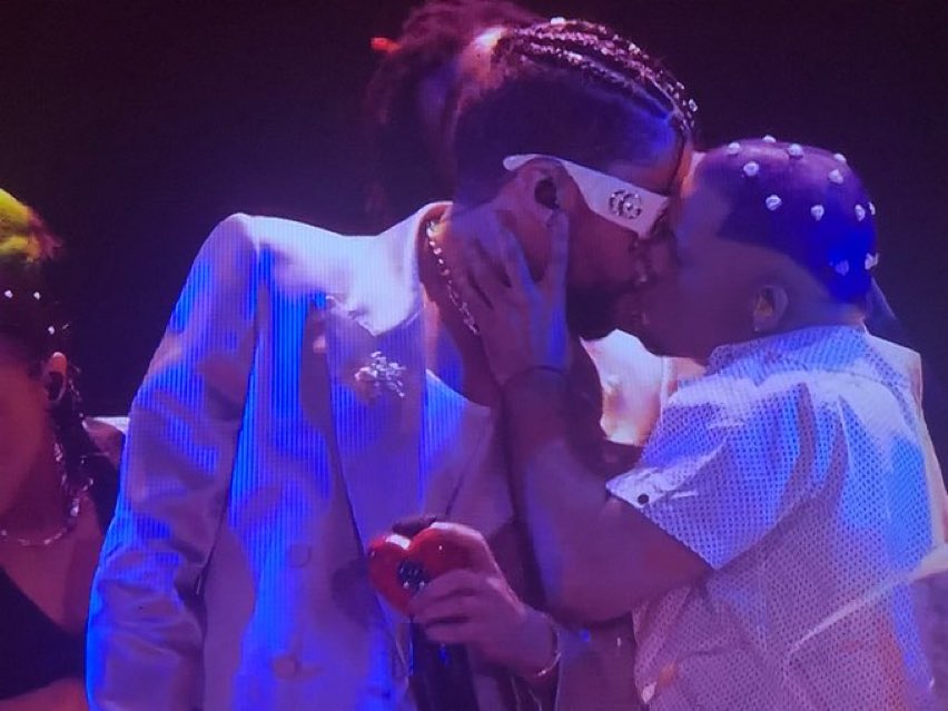 ImThatGirl811's tweet photo. #badbunny just kissed a guy like omg #VMAs wow https://t.co/KIo2p1tqmx