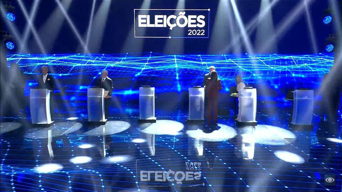 gugamaia's tweet photo. Cenas do fim do debate:

1 - Ciro cumprimenta Soraya, Bolsonaro dá as costas
2 - Simone e Ciro conversam, Lula e Felipe d'Avila continuam nos seus lugares, Bolsonaro já deixou o palco
3 - Ciro vai até Lula, cumprimenta e dá um abraço no ex-presidente
4 - Assessores tomam o palco https://t.co/1d2ZhCW2xP