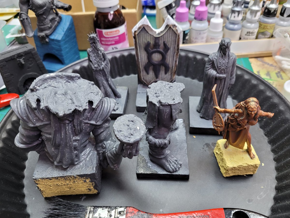 TheBaldGM's tweet photo. @TGalanodel Did not paint much this weekend - besides the mini's for the stream.
But I need to finish my #goblinspiration mini and the beholder. And am trying to finish my bases and statues, so I have more room on my table for shroomtember. https://t.co/XVDZrQbTCf