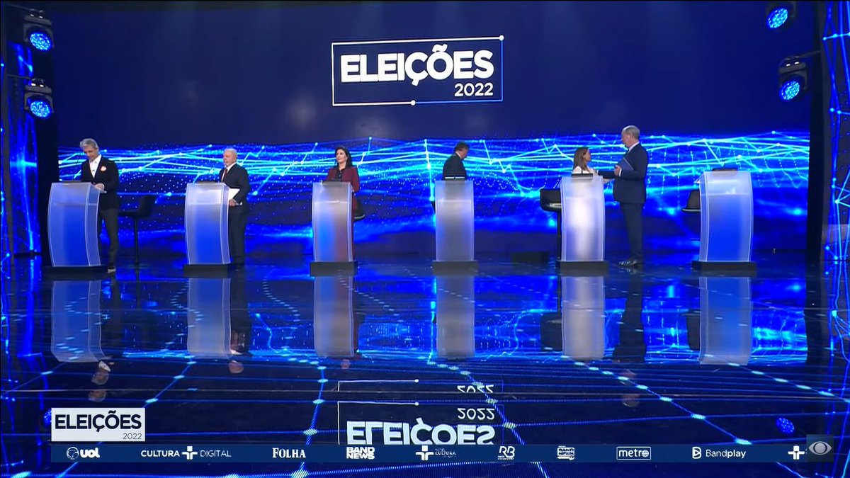 gugamaia's tweet photo. Cenas do fim do debate:

1 - Ciro cumprimenta Soraya, Bolsonaro dá as costas
2 - Simone e Ciro conversam, Lula e Felipe d'Avila continuam nos seus lugares, Bolsonaro já deixou o palco
3 - Ciro vai até Lula, cumprimenta e dá um abraço no ex-presidente
4 - Assessores tomam o palco https://t.co/1d2ZhCW2xP