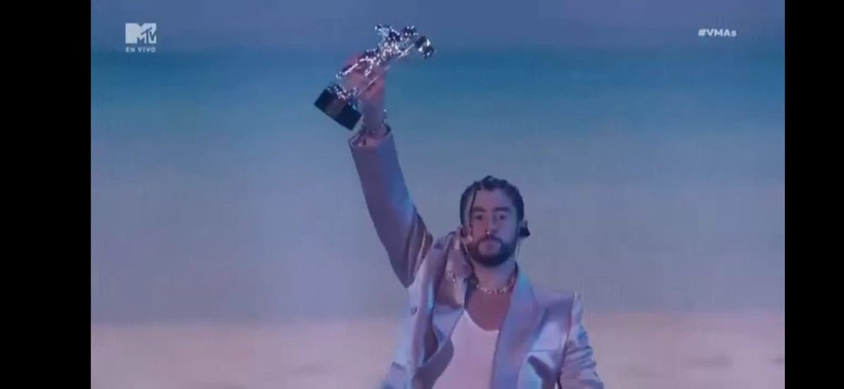 cecilia9611t's tweet photo. BAD BUNNY GANÓ ARTISTA DEL AÑO
OMG!!!!!  SIIIIII UN ARTISTA LATINO
VIERON COMO ABRIÓ EL ESCENARIO FUE INCREÍBLE Y LE LLEVARON EL PREMIO HASTA ALLÁ 
#VMAS https://t.co/naDC8vjsNF