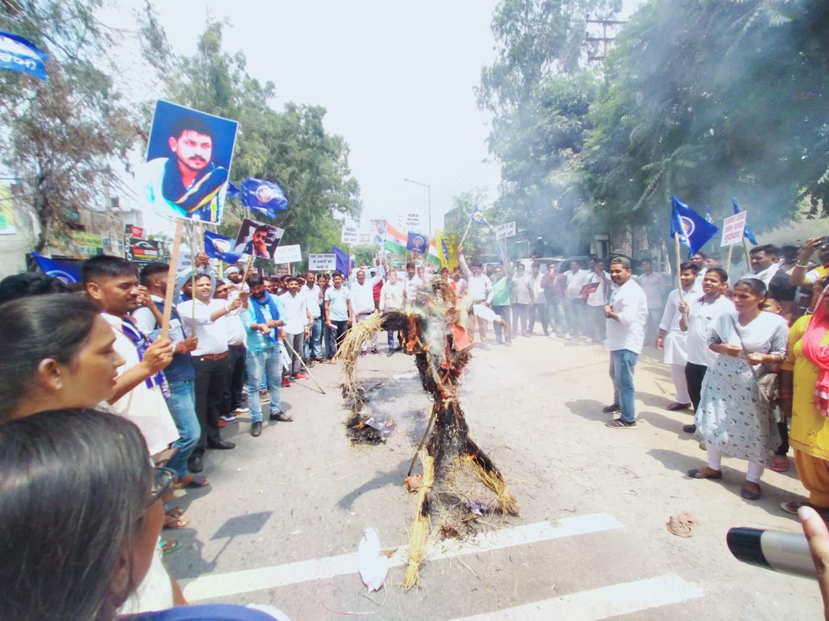 कल भीम आर्मी हरियाणा प्रदेश अध्यक्ष <a href="/kamalBararaAsp/">kamal kumar Barara</a> जी की अगवाई में अंबाला,यमुनानगर,पंचकूला की टीम ने बराड़ा(अंबाला) में गूंगी बहरी सरकार को जगाने का काम किया मृतक इंद्र मेघवाल के लिए न्याय की मांग की <a href="/INCIndia/">Congress</a> और <a href="/BJP4Haryana/">Haryana BJP</a> का पुतला फूका गया।।।।
#JusticeForInderMeghwal