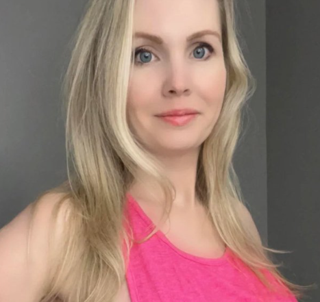 SingleMomClub3's tweet photo. anyone would like to date a 30yo single mom? https://t.co/USGH3FDDNX https://t.co/GaRAqZgH19