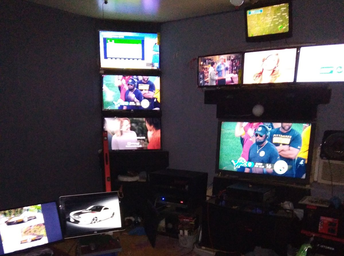 NEWTSWAG71's tweet photo. Command Central gettin ready to be finished with this remodel. All set for NFL season gets here close. RN4L https://t.co/nh967gxyvn