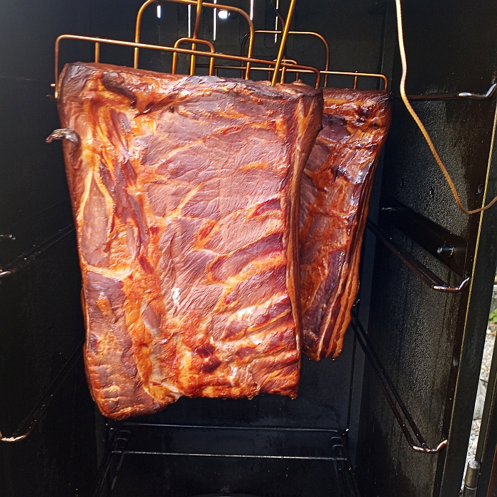Before and after. 🥓🥓
After 5 days in the brine it was time for the bacon to go into the smoker. The smell is just incredible. 😍 The sides will hang now in the cooler until Tuesday to firm up to be sliced.