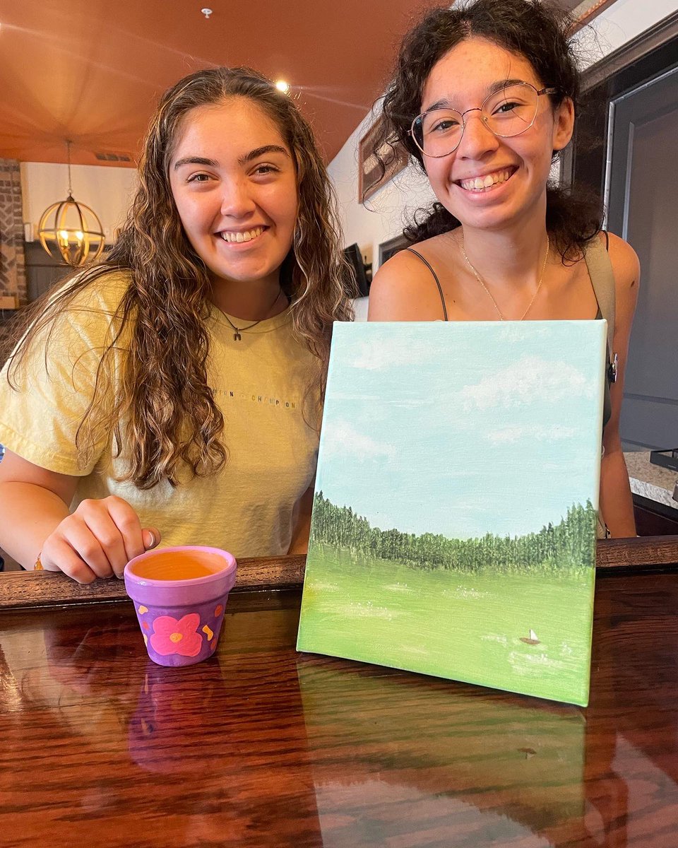 VarsityHouseUF's tweet photo. 🪴DAY 1 of Welcome Week. Let’s just say we discovered that there are some amazingly talented artists at Varsity House 👩‍🎨👨‍🎨 Today’s event was so much fun 🤩 We appreciate and thank everyone who came down to show off their inner Picasso. Head over to our Instagram to see more. https://t.co/i5pS9UPi5L