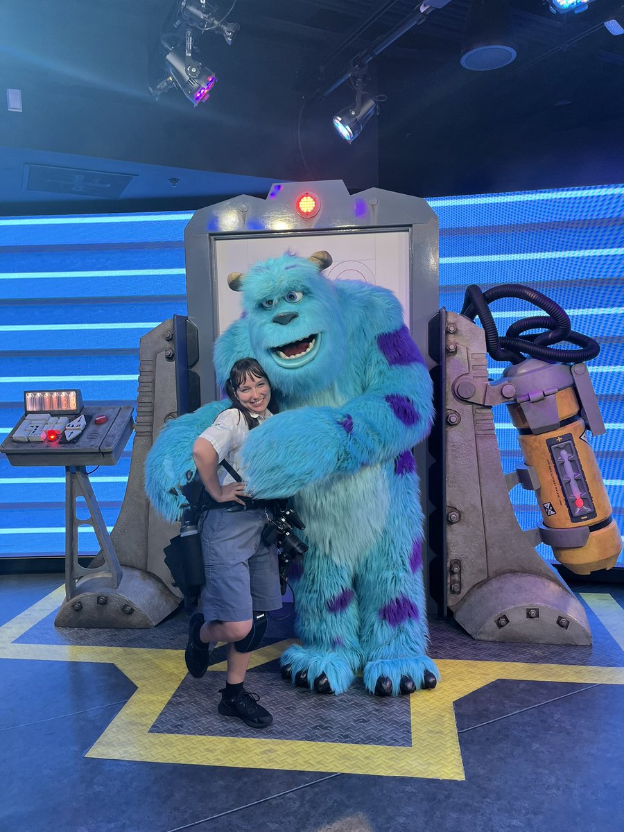AlexaSfx's tweet photo. I don’t post to Twitter unless I’m angry but I have officially become ur favorite Disney World cast member and Florida resident <3 rly didn’t think this was what I was gonna do when I turned 22 but here we are besties ! https://t.co/vLWzuINT0c