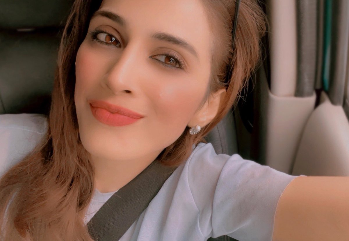 fizaahshoaib's tweet photo. And one day, you see yourself smiling again ♥️
Free habitual tip:
If such a day comes, just remember that questioning yourself might ruin all the fun 😀
#FSwrites 💕 https://t.co/rtNMZePeNf