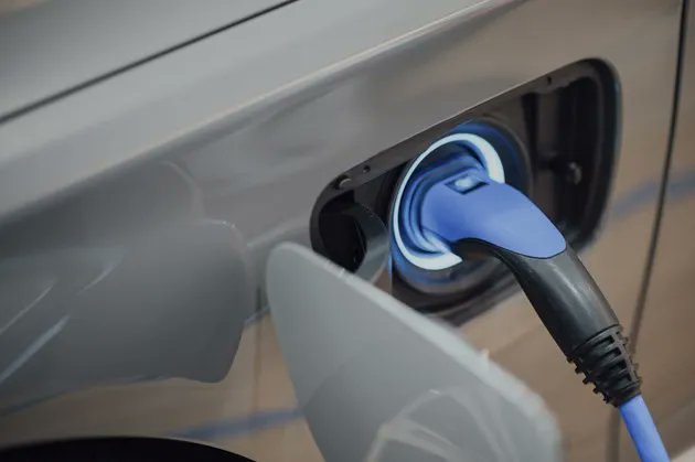 bruce_hardy's tweet photo. Excited to partner with @Kaluza_tech to kick off a #SmartCharging trial with @AGLEnergy customers. Developed by #AGLNext, AGL’s home of innovation, the trial will allow 50 @Tesla drivers to optimise the charging times of their #ElectricVehicles https://t.co/ety9RksU4c https://t.co/svzlog6bpE