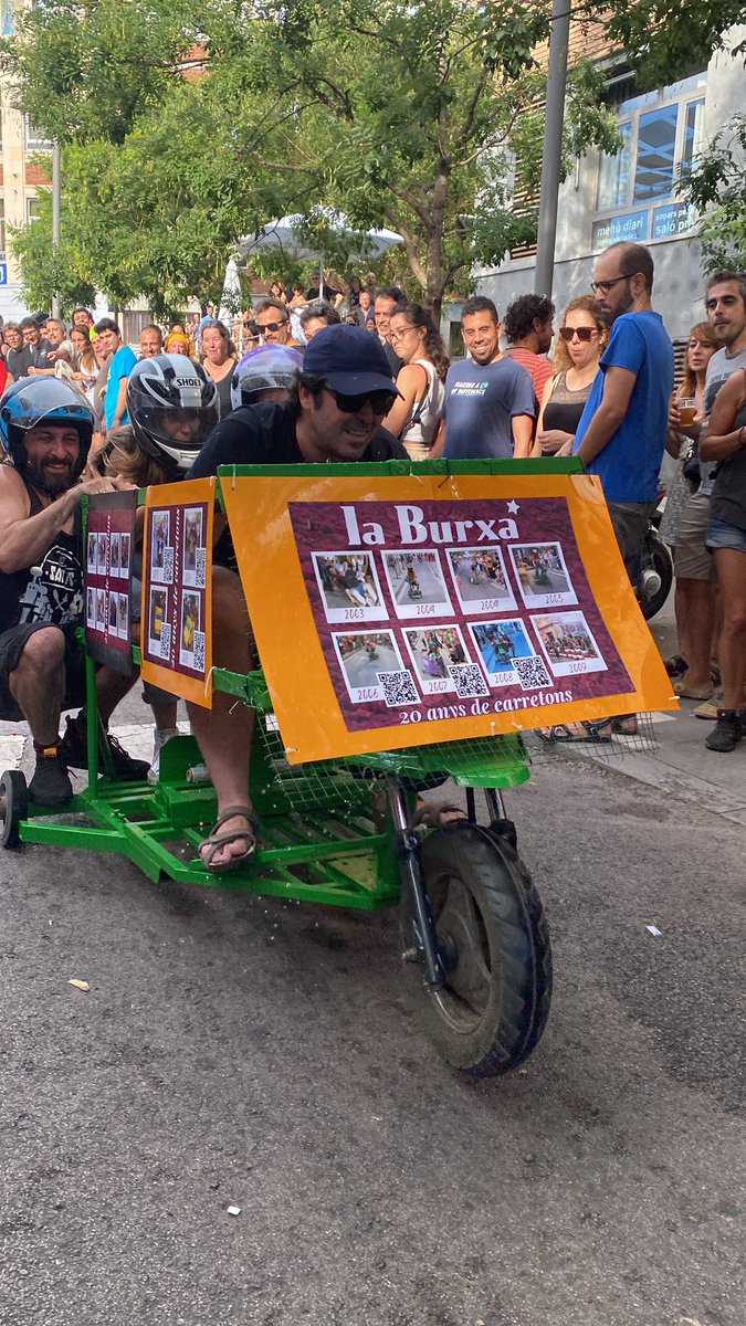 natalindie's tweet photo. “Carretons, carretons..”( si saps com s’entona això, ets del barri). Un any més a l @FmaSants el carretó de @laBurxa donant-ho tot 
#fmasants #carretons #festesdesants https://t.co/vAbf6j4asT