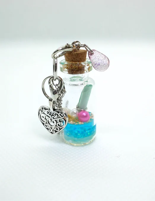 最近の私w  隙間時間にこんなの作って遊んでマス! 漂流ボトルのキーチェーンはウチに遊びに来てくれたぎーにょ友人へのプレ高さ2cmのボトル内にはその子の名前入り手紙開かないけどw  ヘアゴムはPTAバザーに出そうと思って、隙間時間にチマチマ作ってマス～!(*'ω`*)
