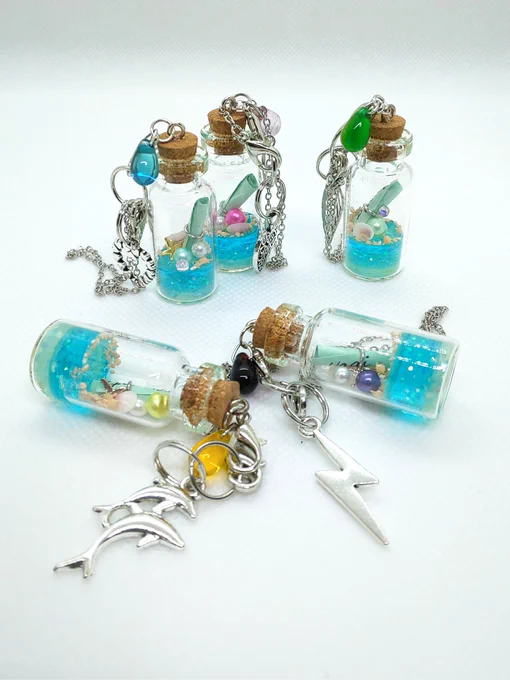最近の私w  隙間時間にこんなの作って遊んでマス! 漂流ボトルのキーチェーンはウチに遊びに来てくれたぎーにょ友人へのプレ高さ2cmのボトル内にはその子の名前入り手紙開かないけどw  ヘアゴムはPTAバザーに出そうと思って、隙間時間にチマチマ作ってマス～!(*'ω`*)