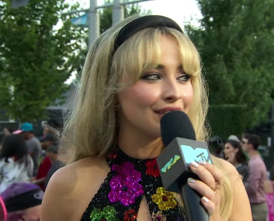 roseeetw's tweet photo. gente, no les miento, no entendí la pregunta de la entrevistadora pero si pude entender cuando Sabrina respondió y dijo 
"BLACKPINK" AAAAAAA nsksñk 
#BLACKPINKatVMAs https://t.co/o8z5VnmDk1